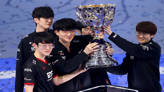 Kalahkan DAMWON Gaming di Partai Final, EDward Gaming Juara World Championship 2021